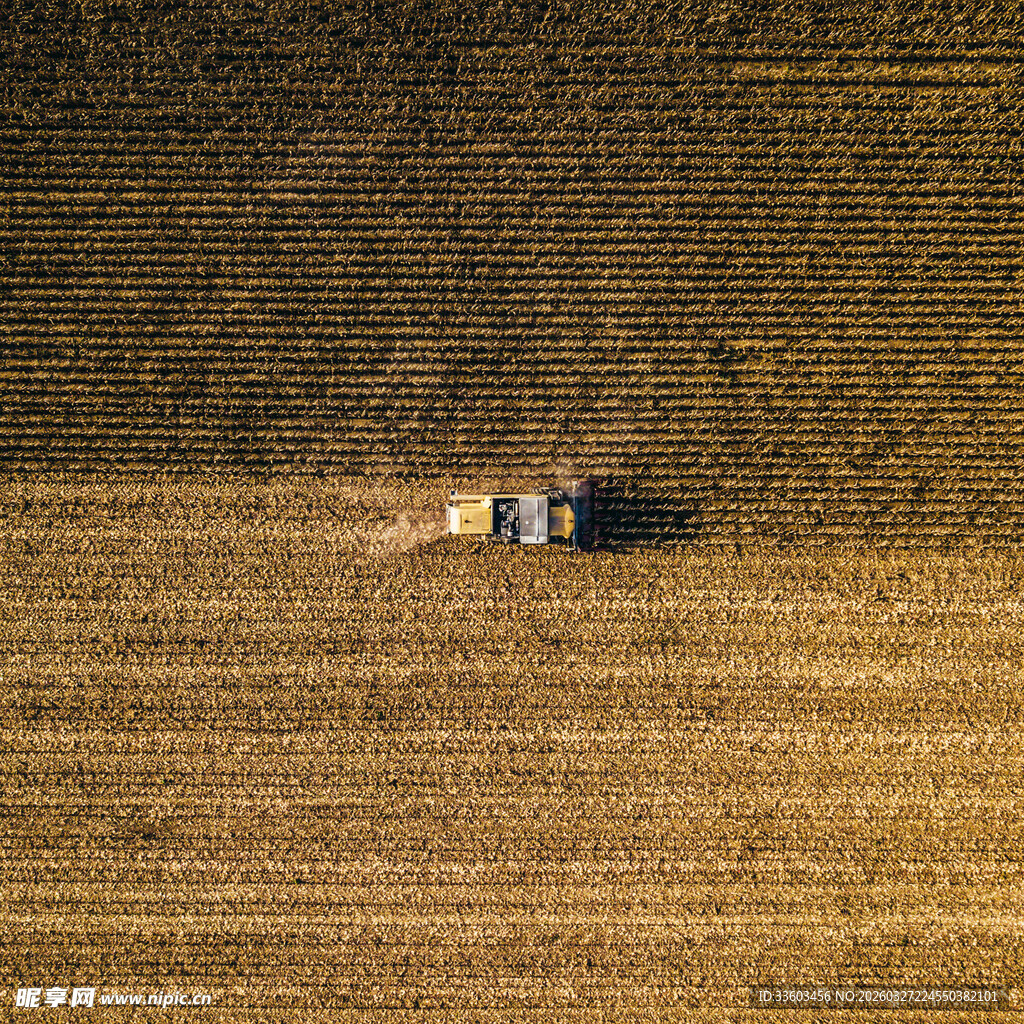 田野上的农机作业场景