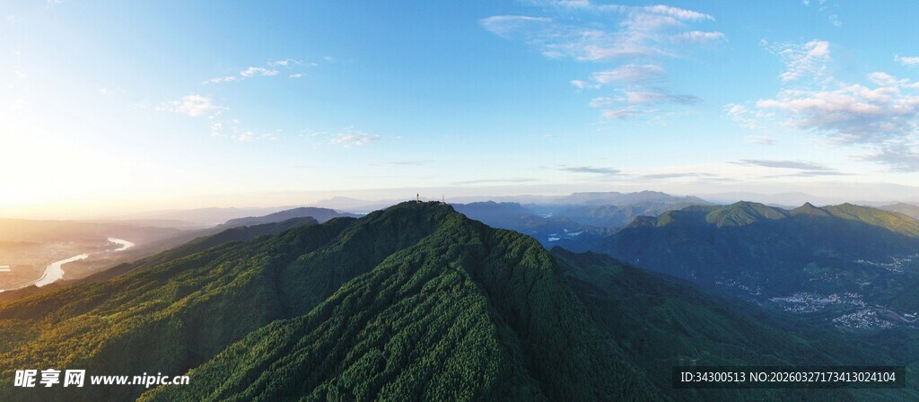 山峦云海间的壮丽风光