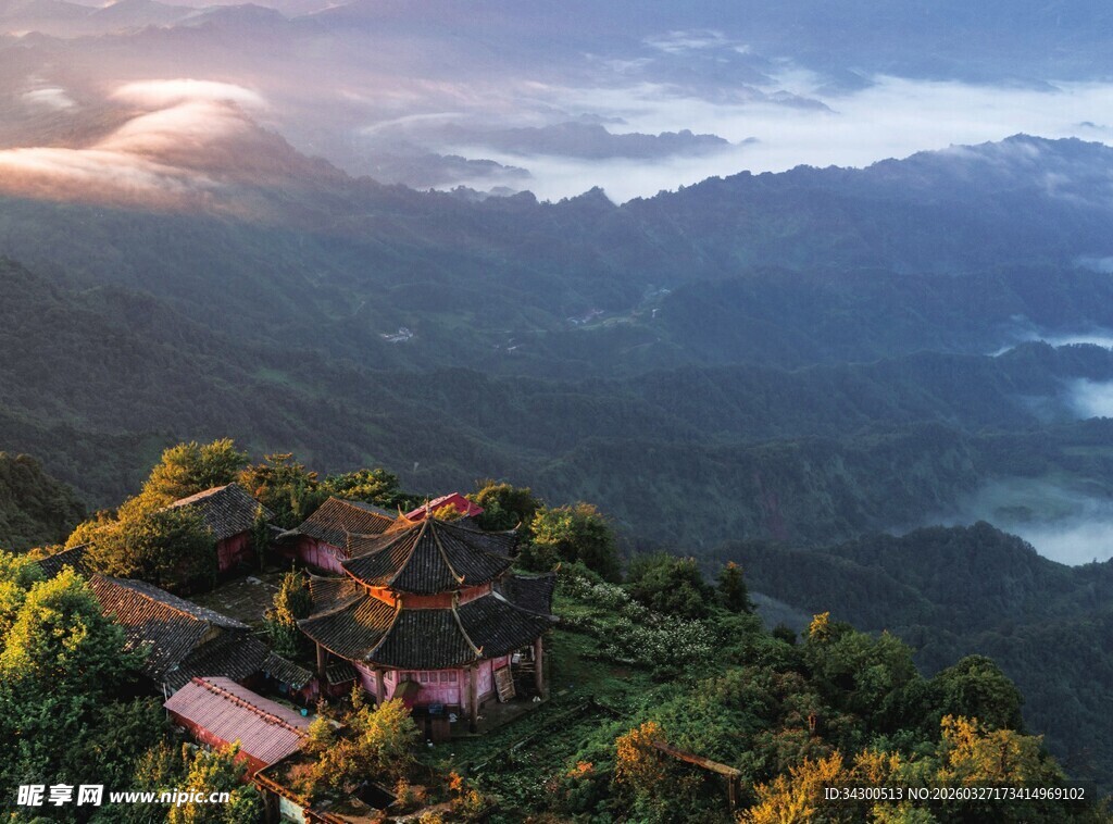 山间美景中的静谧小屋