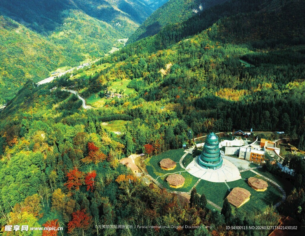 山间美景中的独特建筑