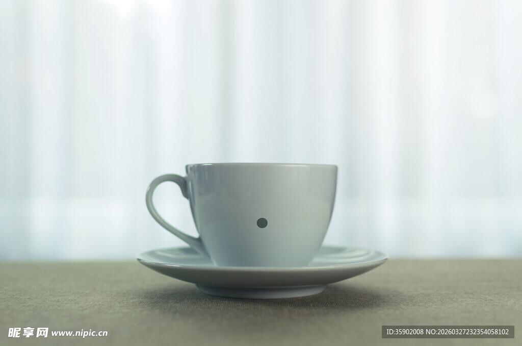 简约白杯置于浅色桌面上