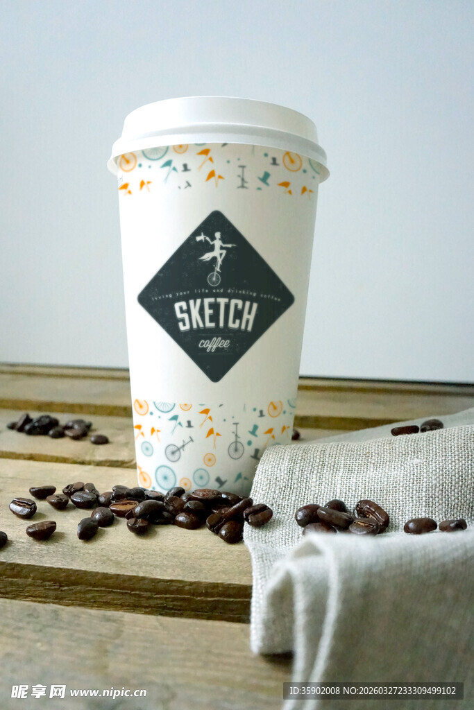 白色咖啡杯与散落咖啡豆