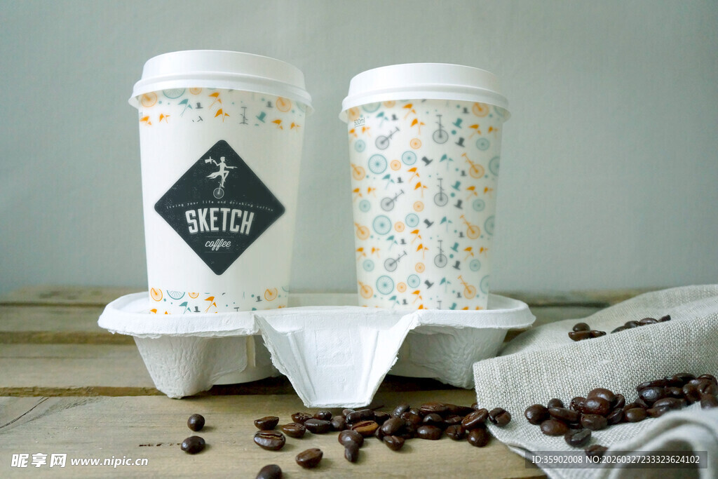 时尚咖啡杯与散落咖啡豆