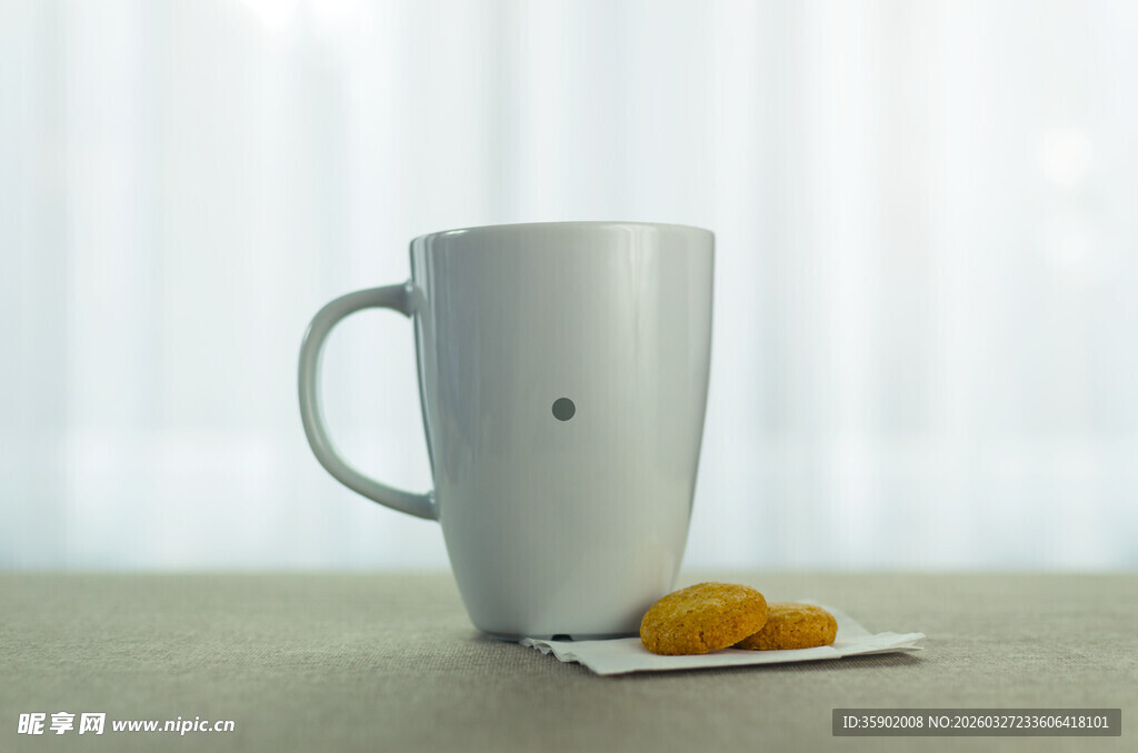 白色马克杯配美味小饼干