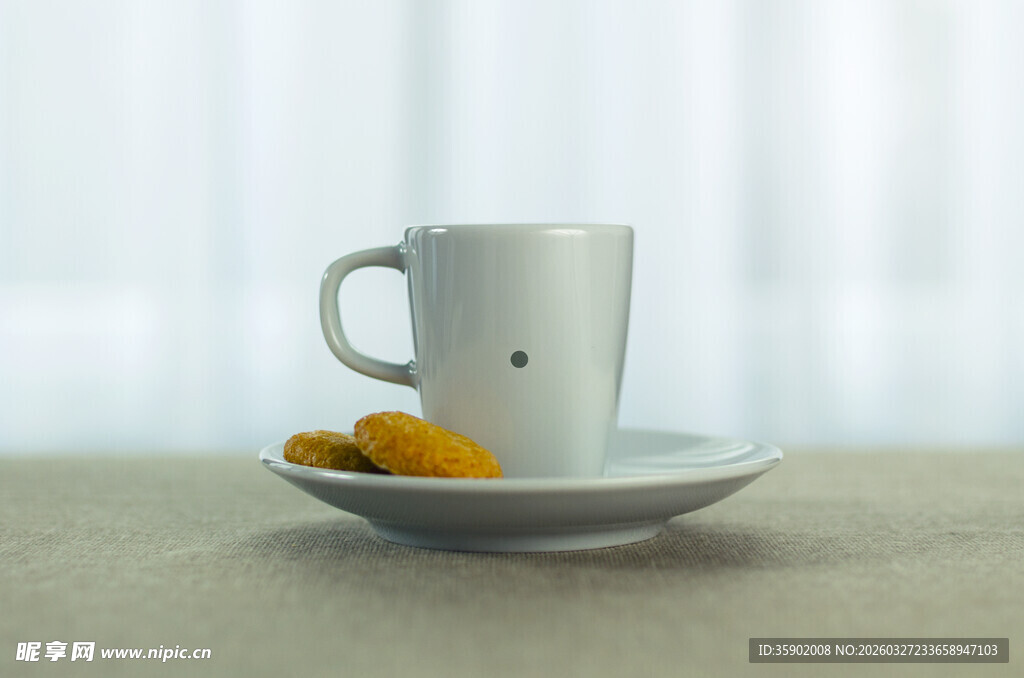 白色杯碟上的杯子与水果