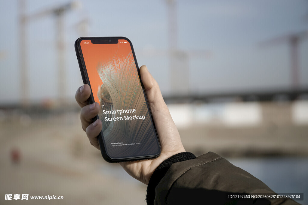 手持手机展示屏幕画面