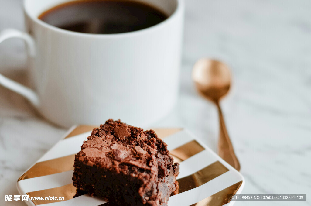 巧克力蛋糕配咖啡