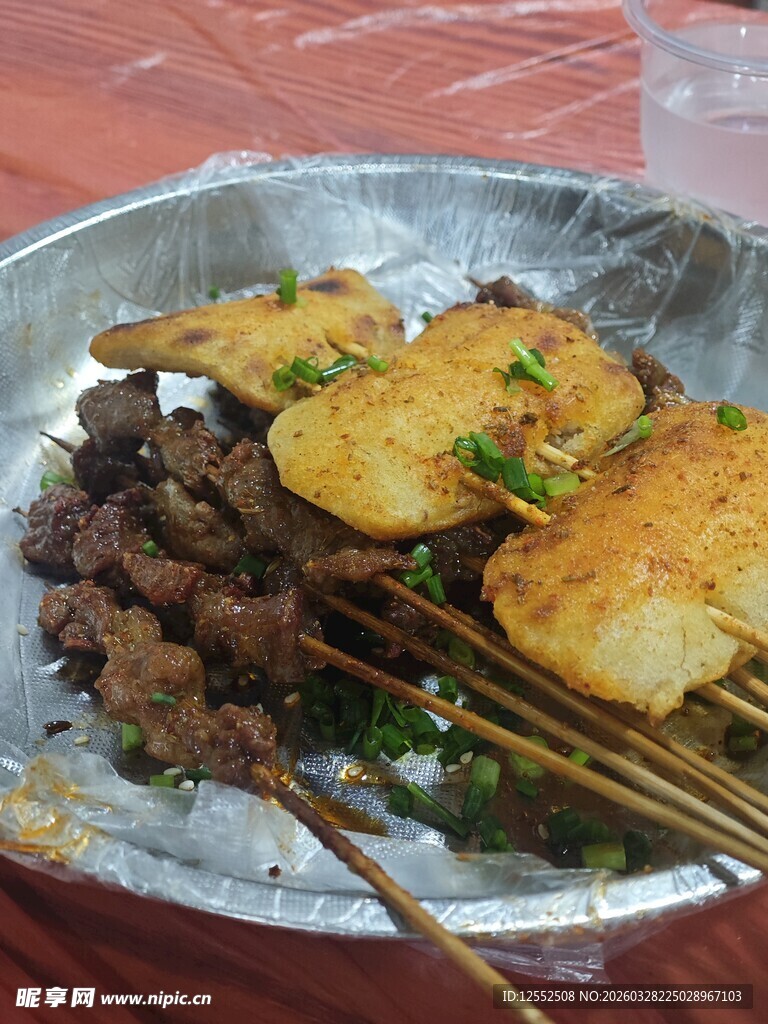 锡纸盘上的美味烤串