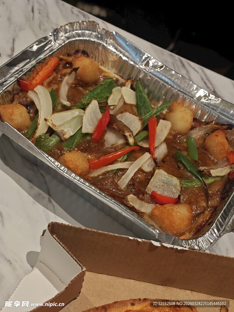 铝箔盒中的多彩蔬菜料理