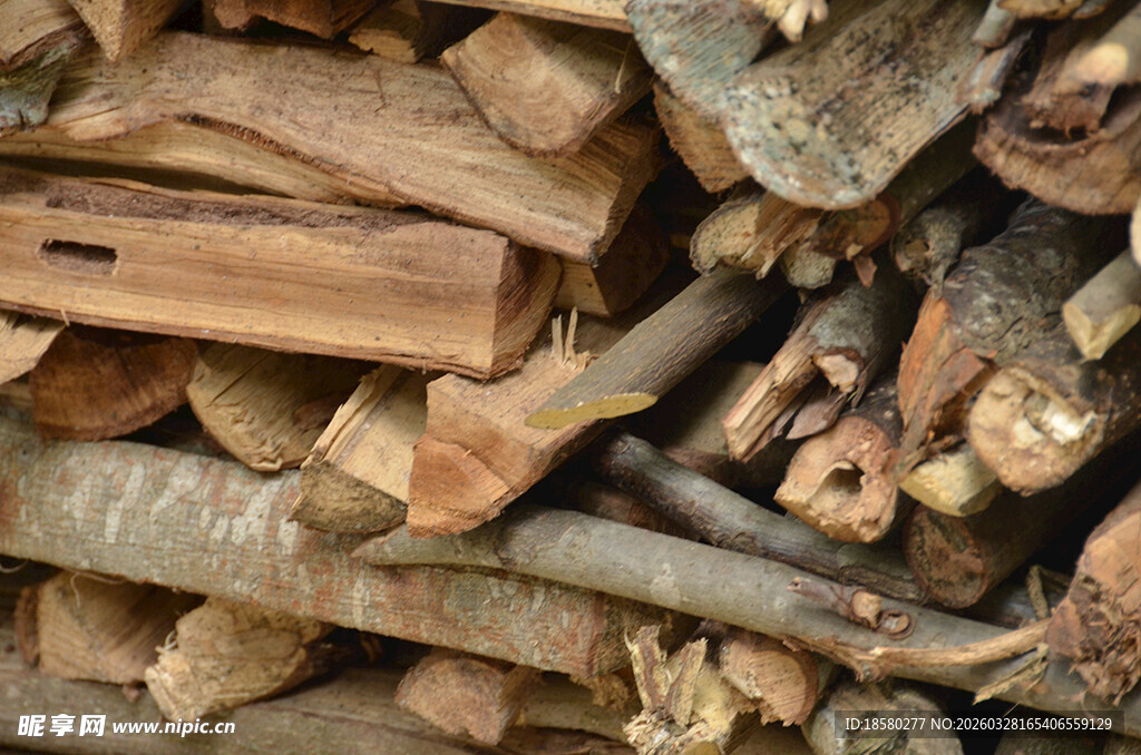堆叠的木柴