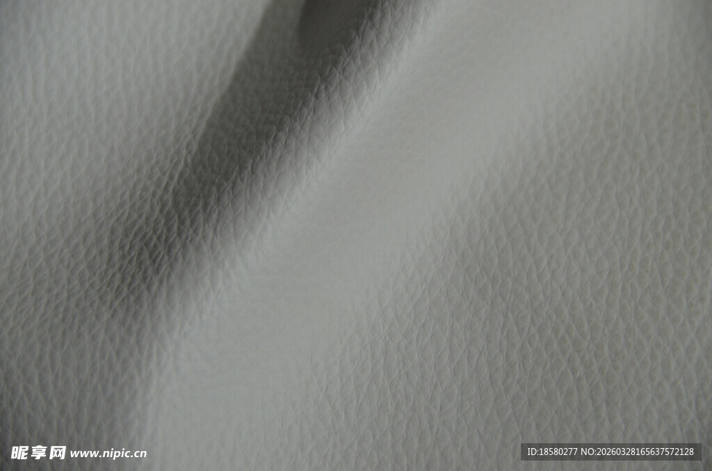 浅灰色皮革褶皱布料纹理