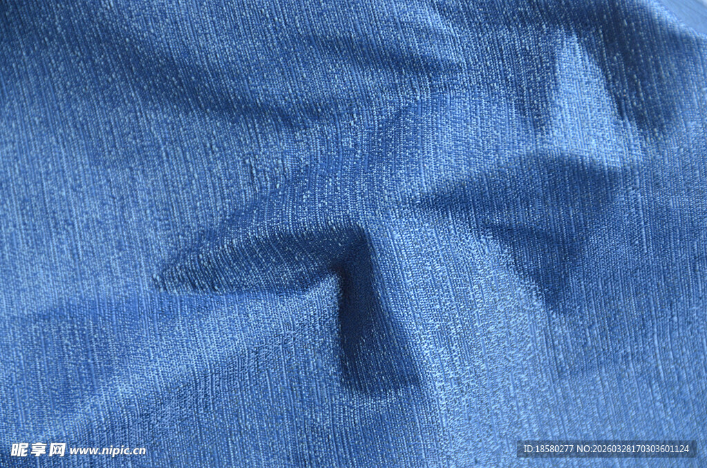 蓝色褶皱布料纹理特写