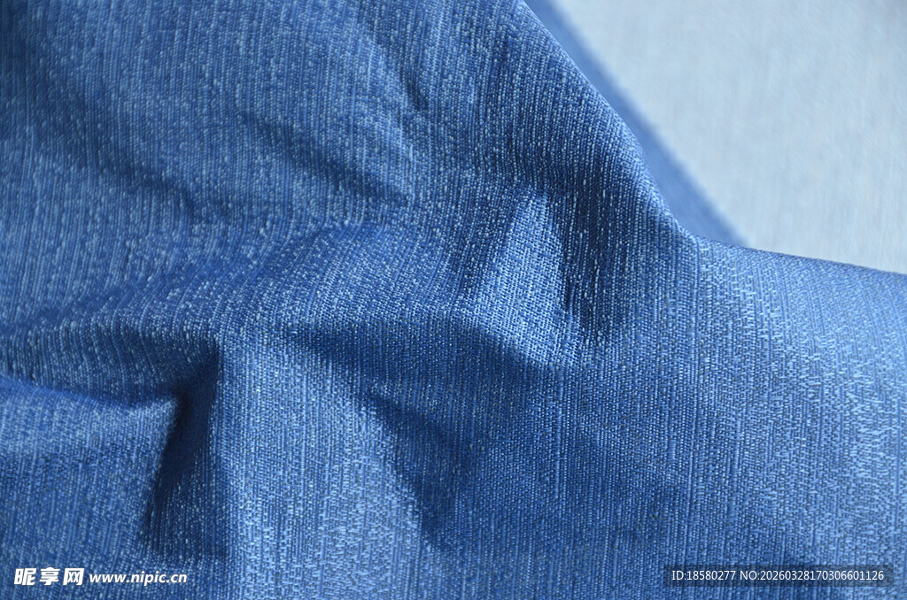 蓝色褶皱布料纹理特写