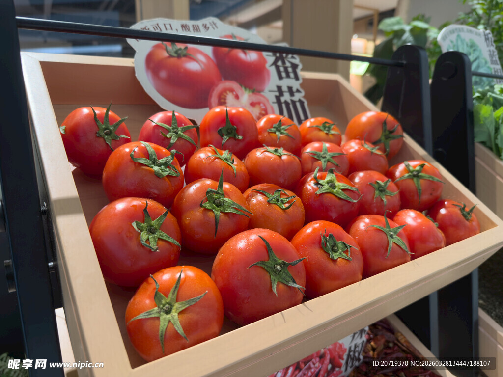 木盒中的新鲜红番茄