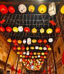 多彩灯笼装点通道