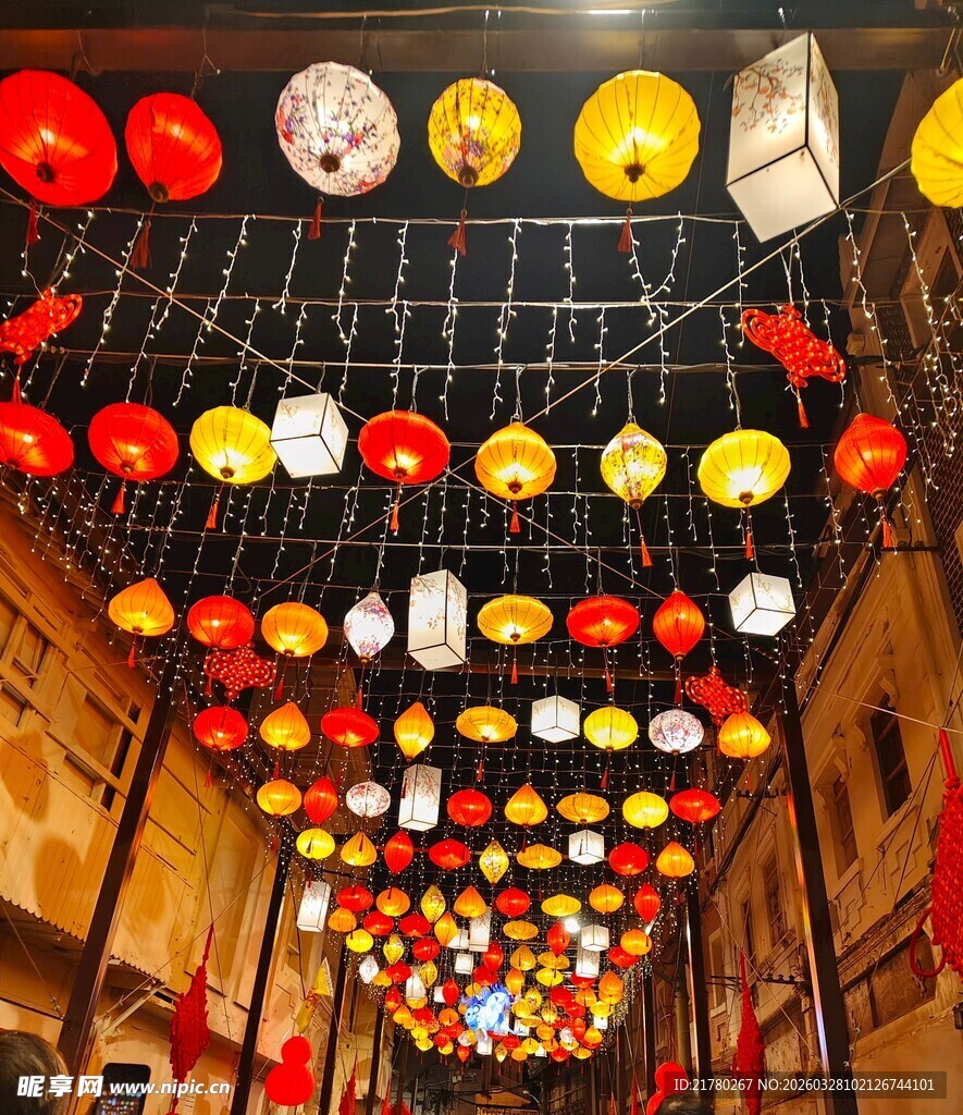 多彩灯笼装点通道