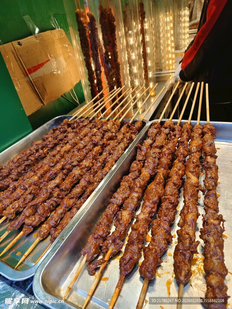 美味烤肉串摆满摊