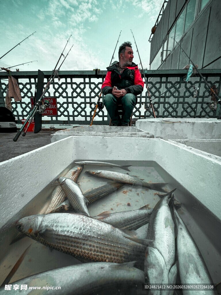 男子船中展示满满捕获鱼