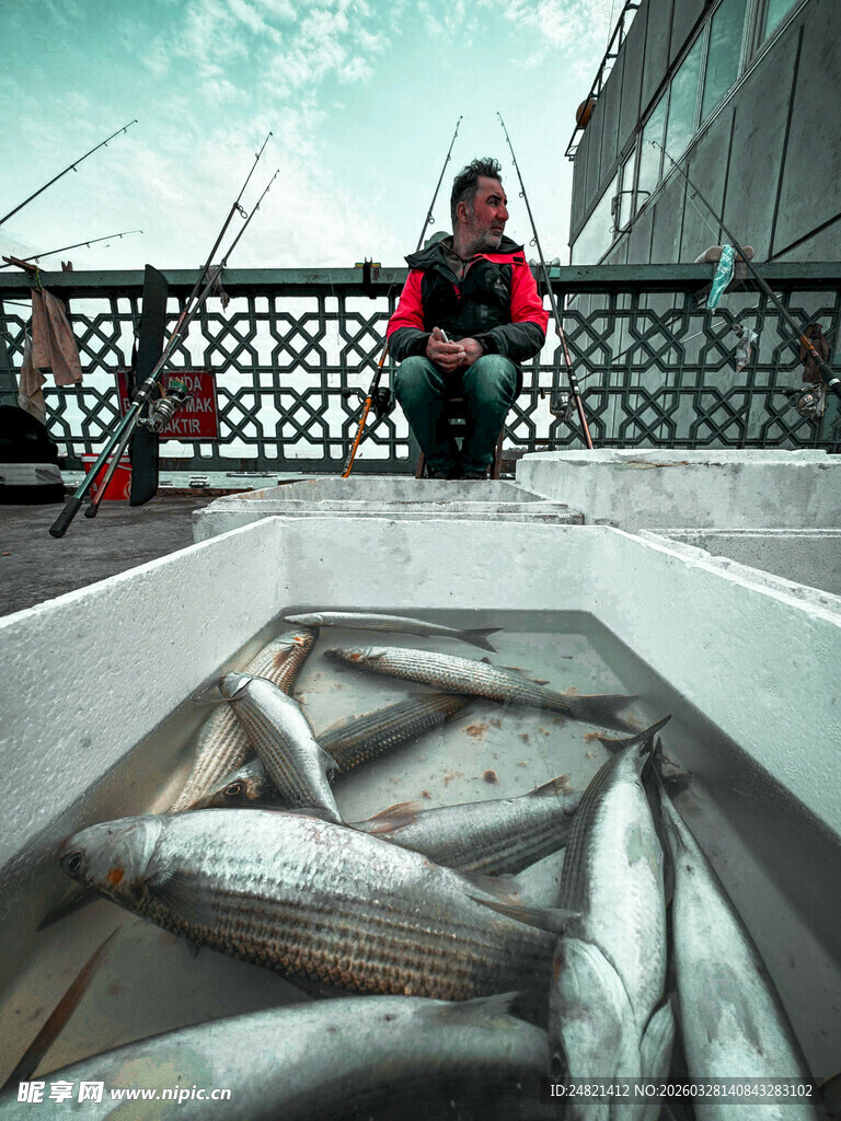 男子船上展示捕获的鱼