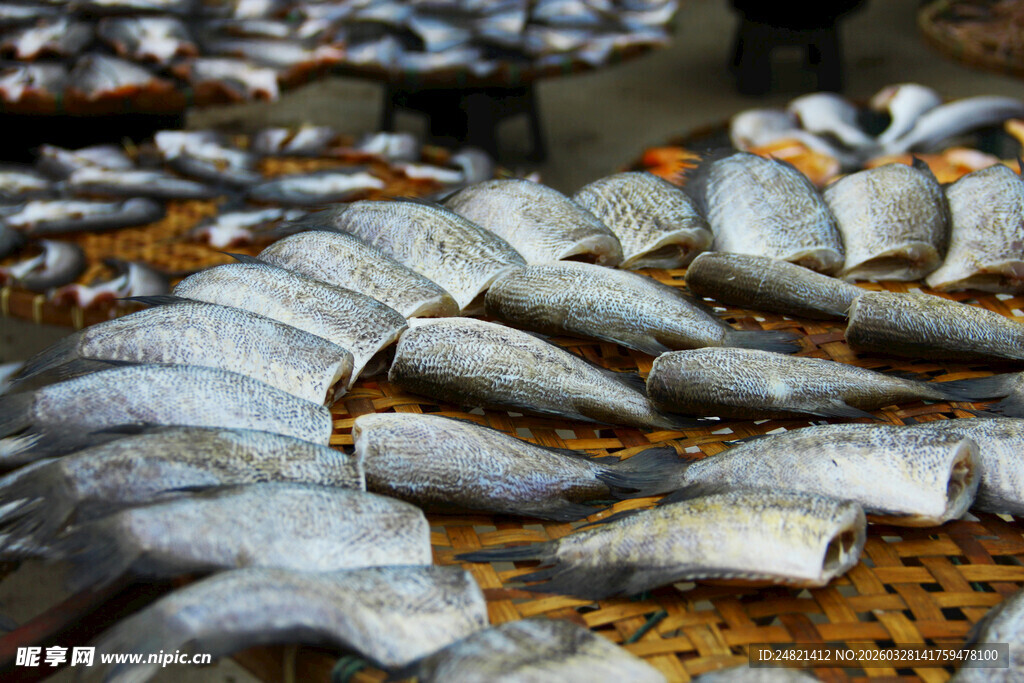 海鲜市场整齐摆放的鱼虾