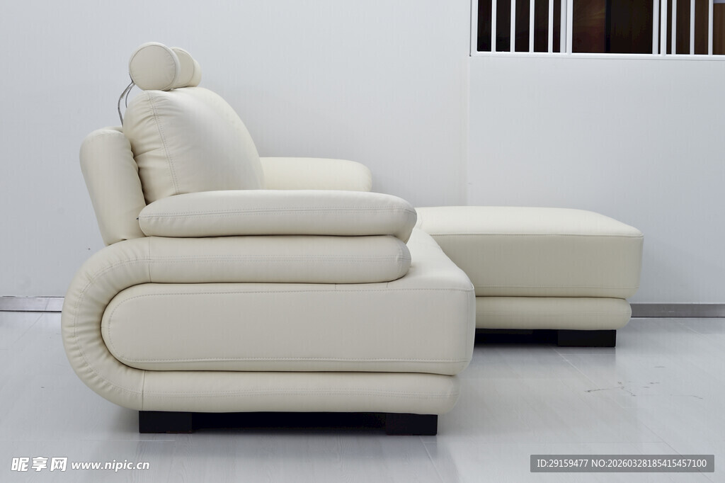 现代简约白色沙发及脚凳