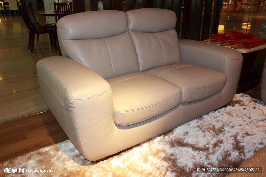 米色双人皮质沙发展示