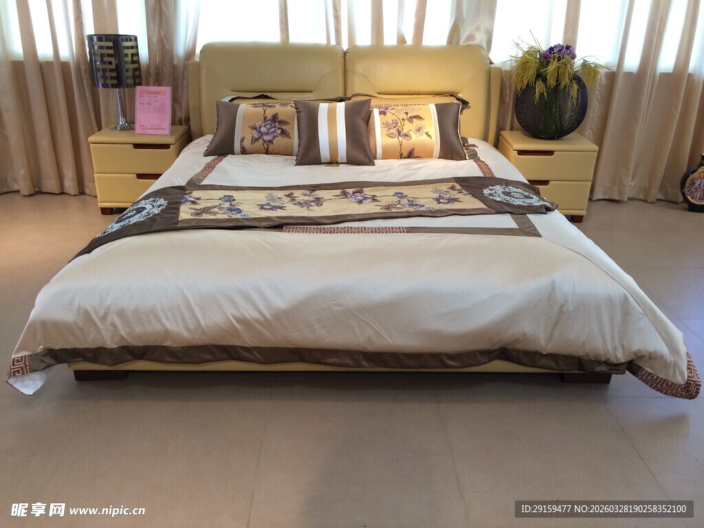 现代简约风格舒适双人床