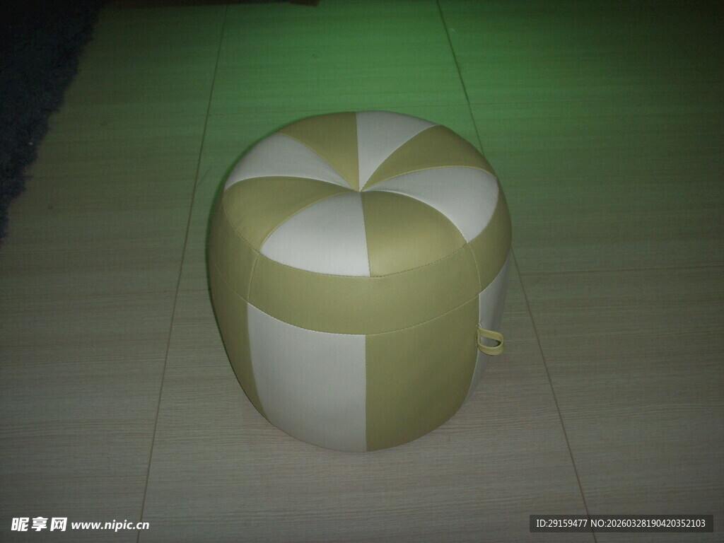 黄绿白相间的圆凳