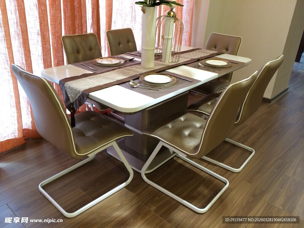 现代简约风格餐厅桌椅组合