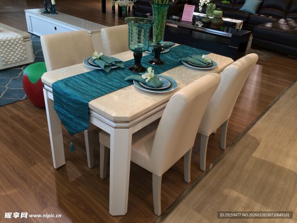 简约现代风格餐桌椅布置