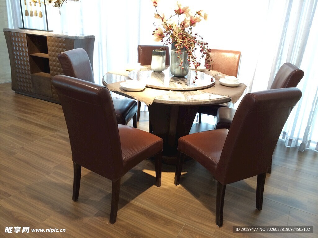 优雅中式风格餐厅桌椅组合