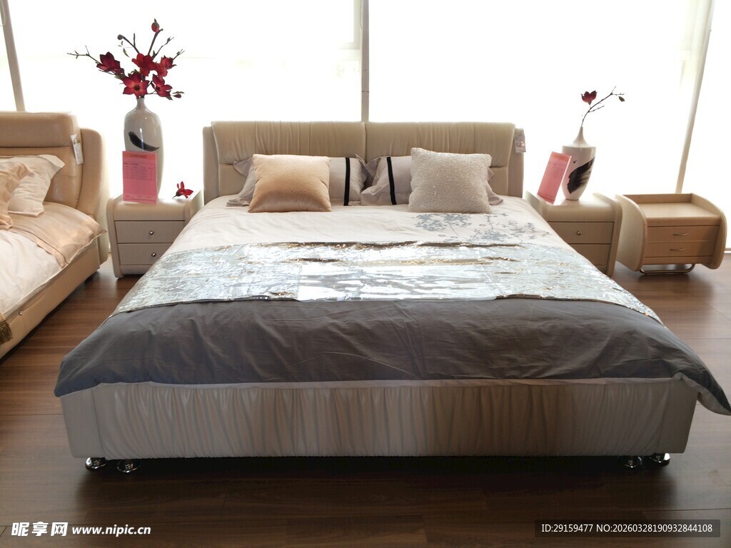 现代简约风格温馨卧室场景