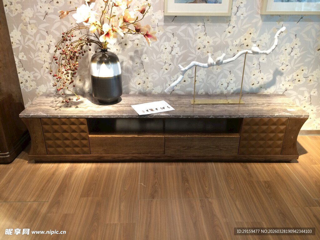 简约木质电视柜与装饰瓶