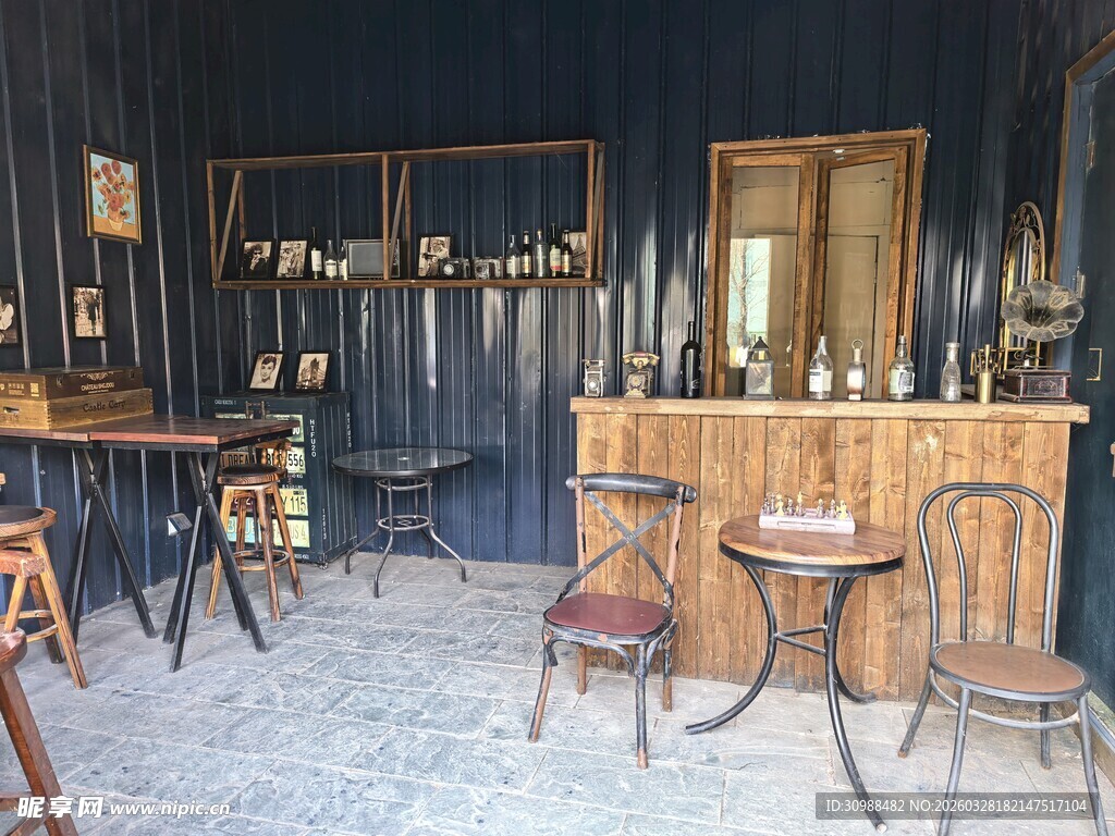 复古风室内吧台桌椅陈设