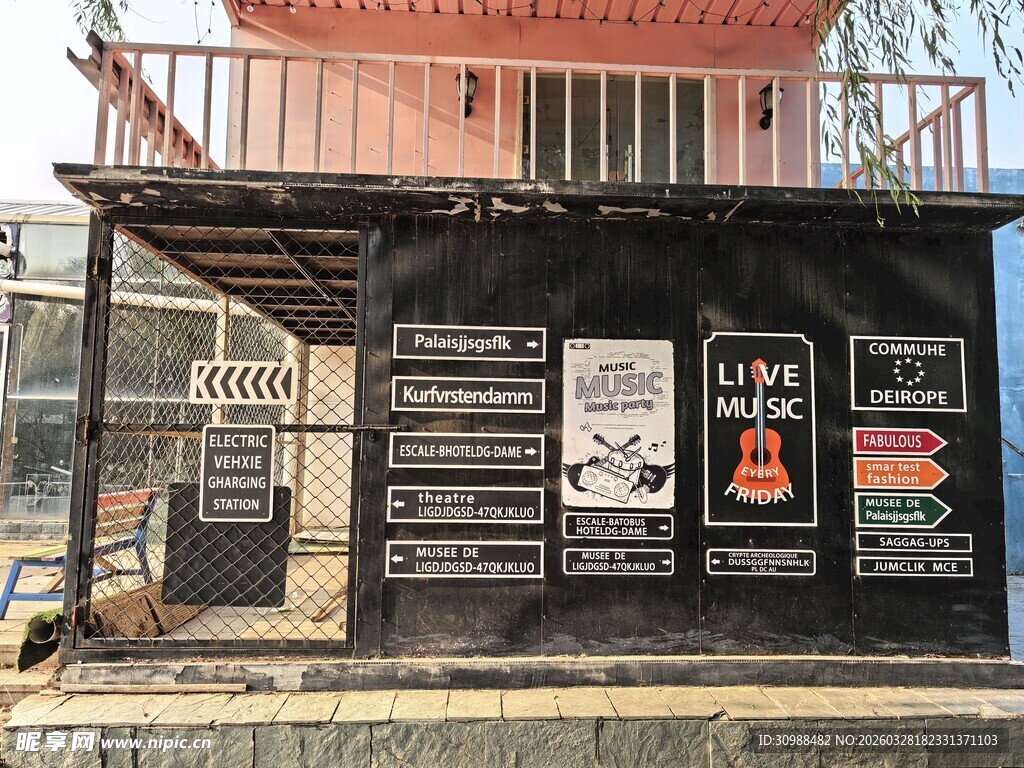 街头特色涂鸦装饰的建筑