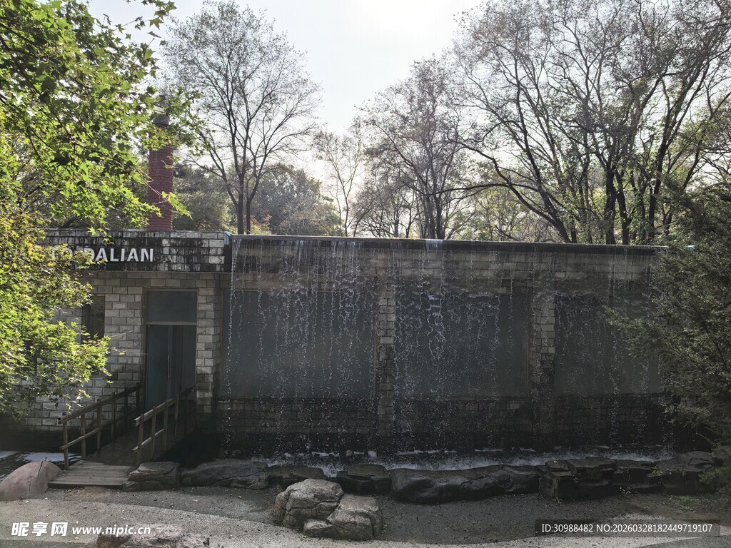 古老石墙周边绿意景致