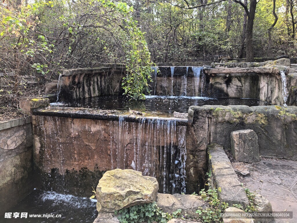自然景致中的古朴小瀑布