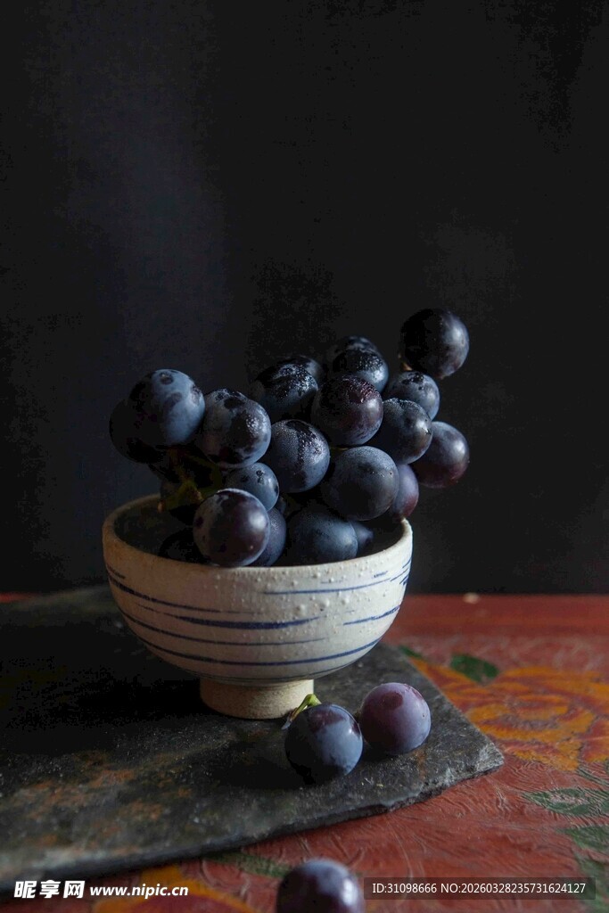 碗中紫葡萄