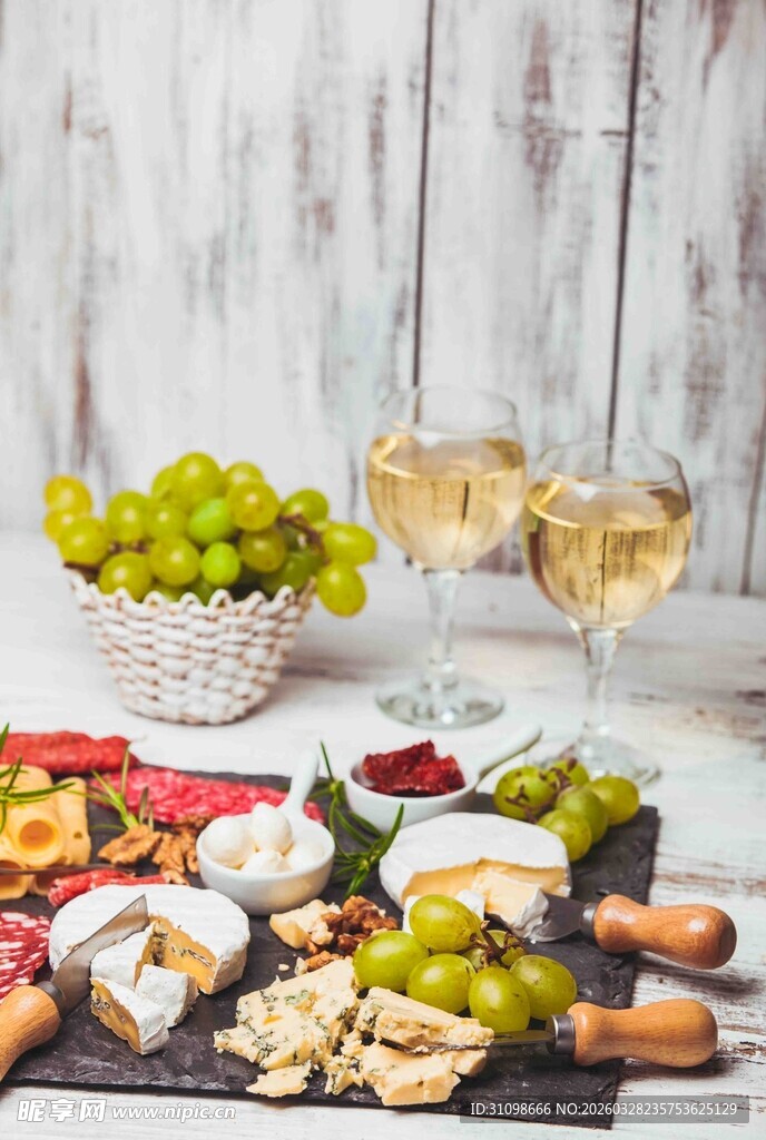 精致美食与美酒的惬意组合