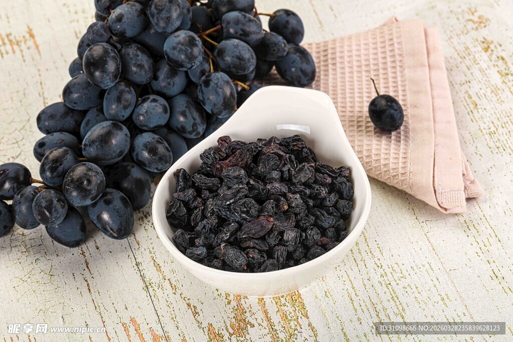 碗中黑葡萄干与新鲜葡萄