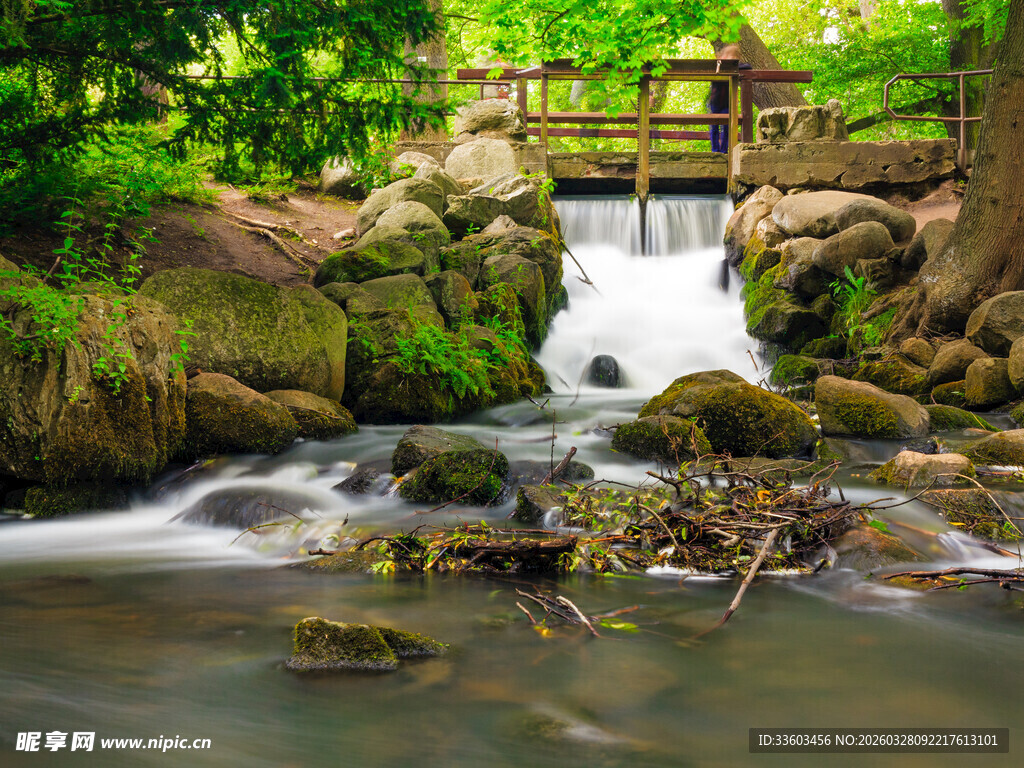 山间溪流旁的木质桥景