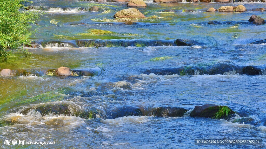 山间清澈溪流与石块景观