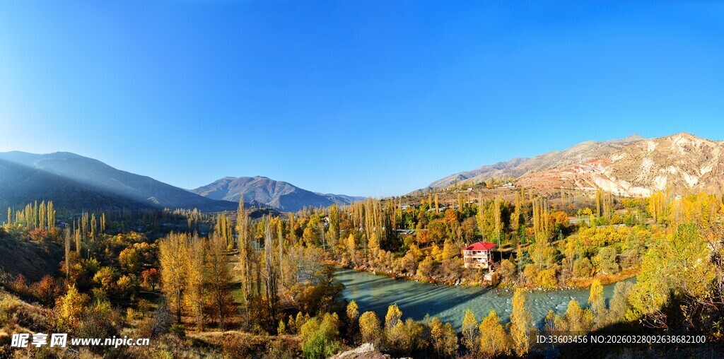 山间湖畔秋景图