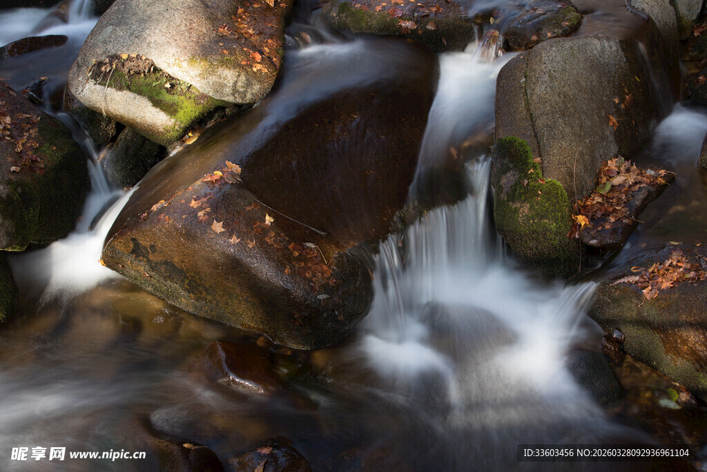 山间溪流绕石潺潺流淌