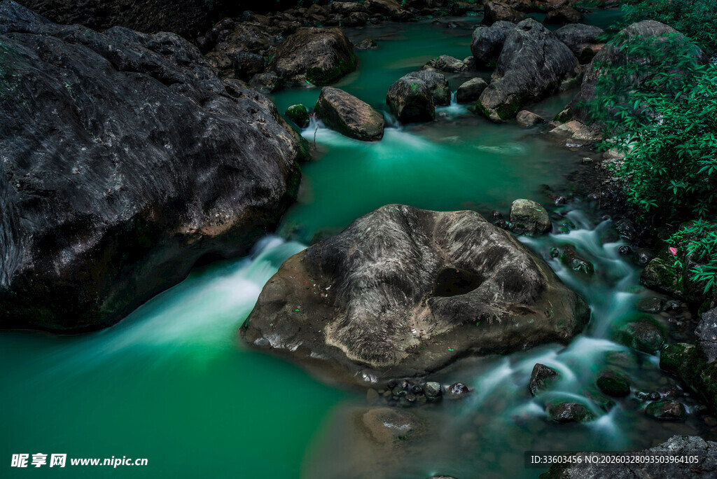 山间碧流绕顽石