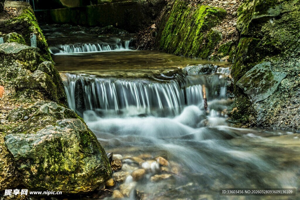山间小瀑布溪流美景