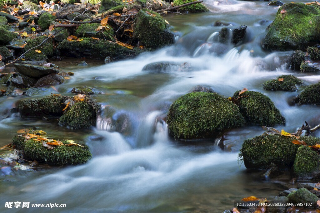 山间潺潺溪流