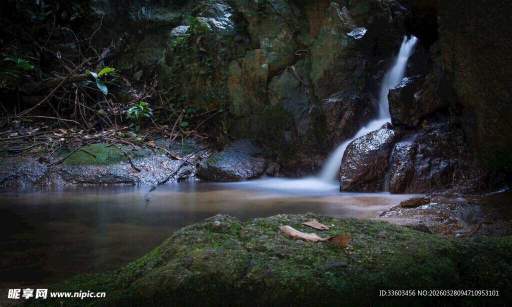 山林间的清幽小瀑布