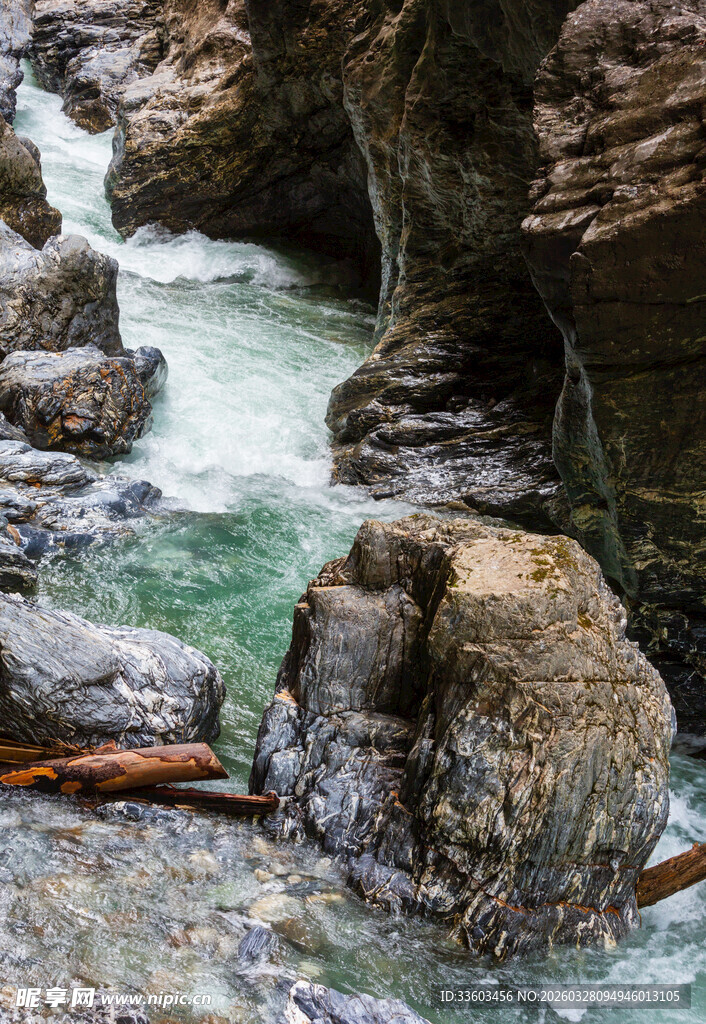 山间清澈溪流绕岩石