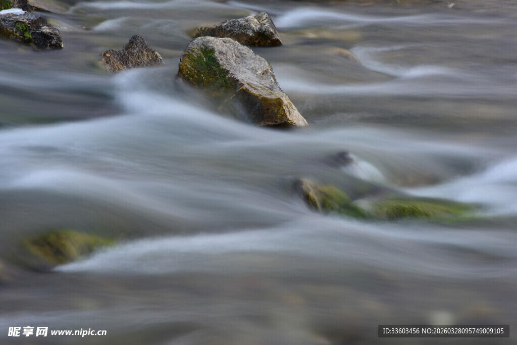 溪流中灵动的石块与流水